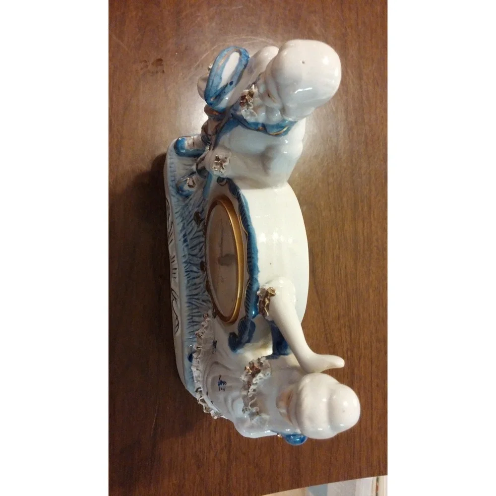 Clock, Porcelain courting couple Delft style statuette clock, blue and white